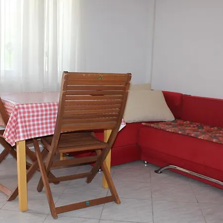 Lampion Apartment Vir